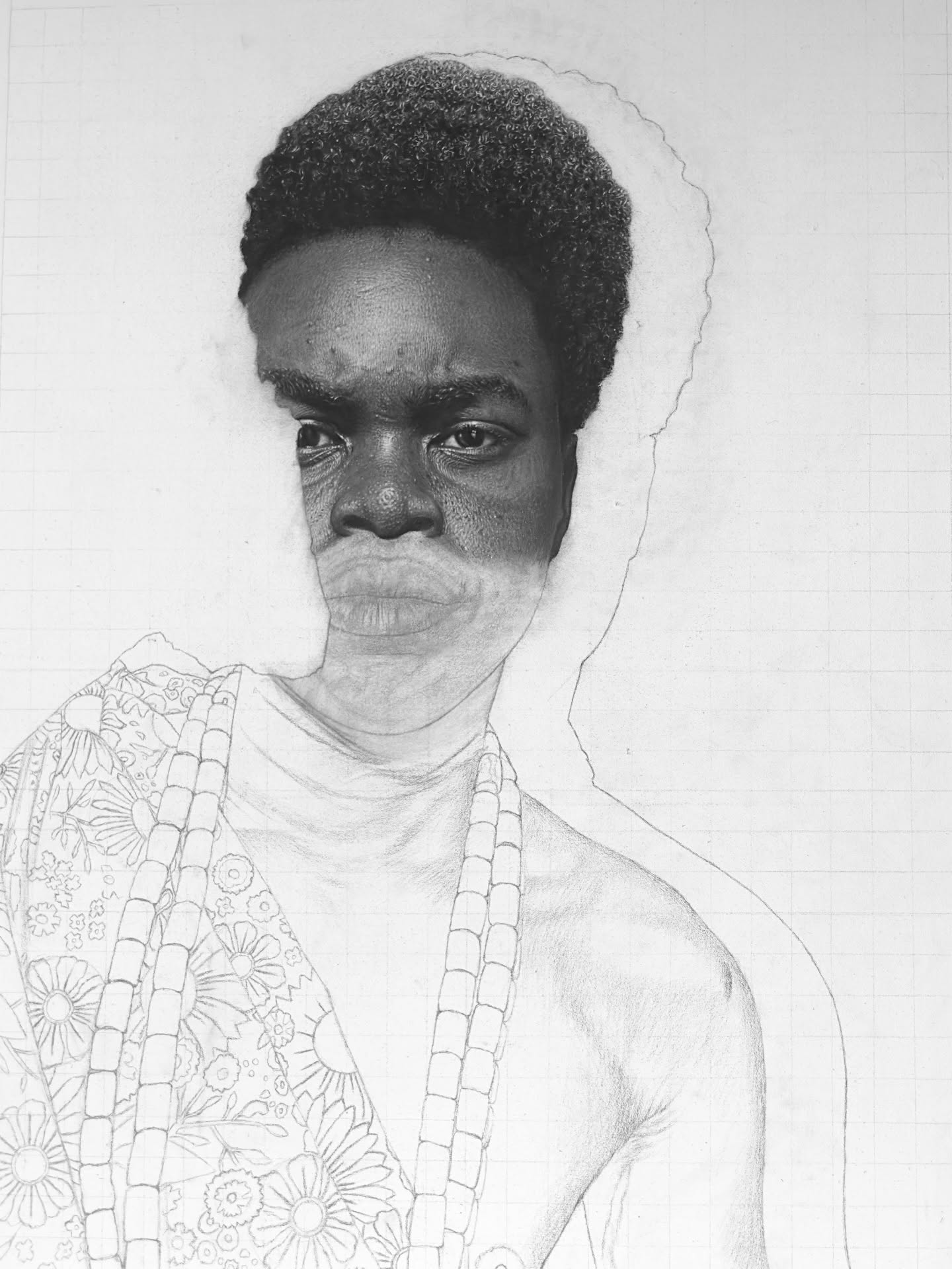 Dessin au crayon en cours : portrait hyperréaliste sur papier quadrillé