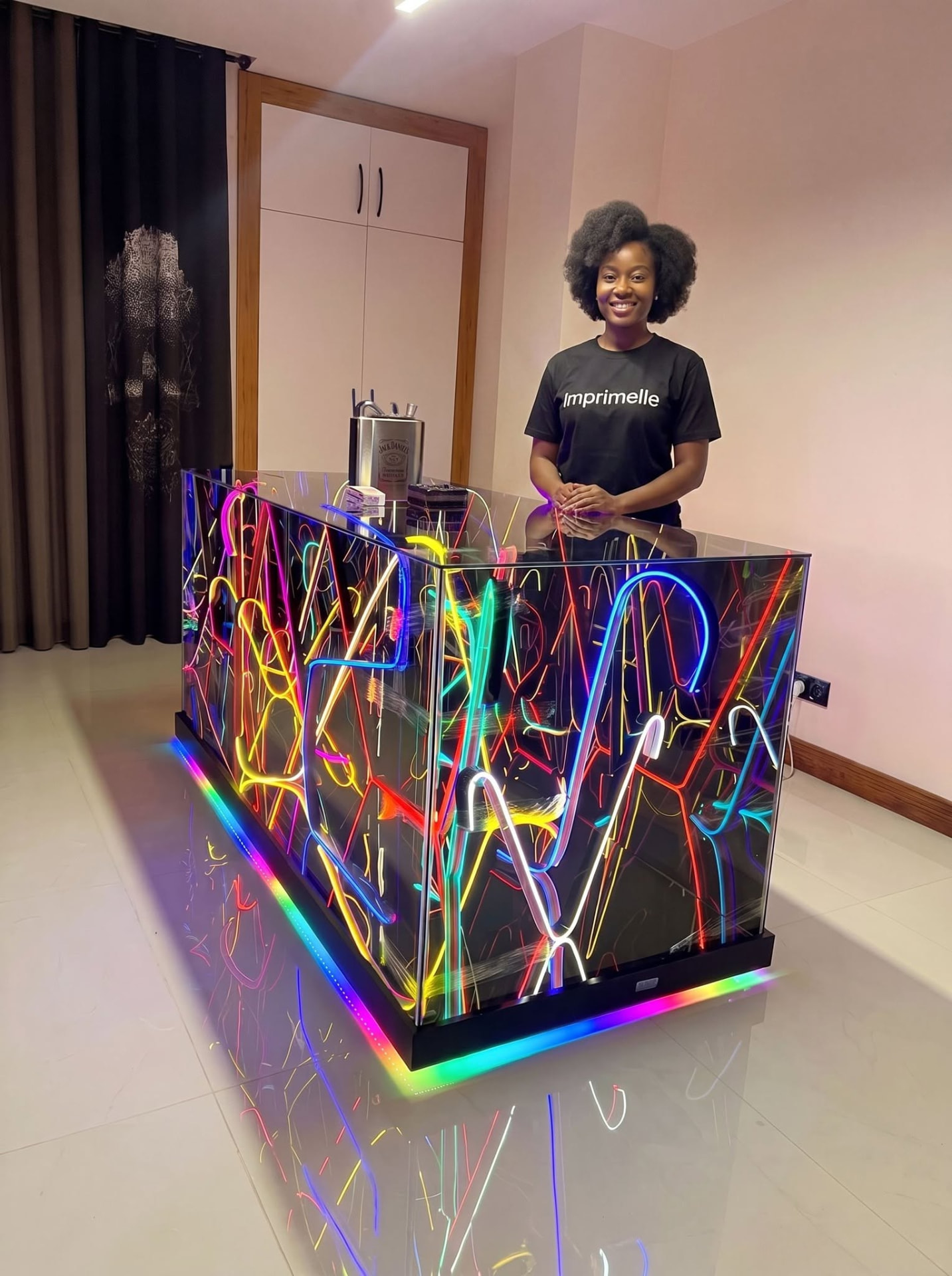 Bar d'accueil à façade néon multicolore présenté par l'équipe Imprimelle