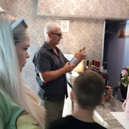 Dégustation de vin de plantain Kindak lors d'un salon en Russie
