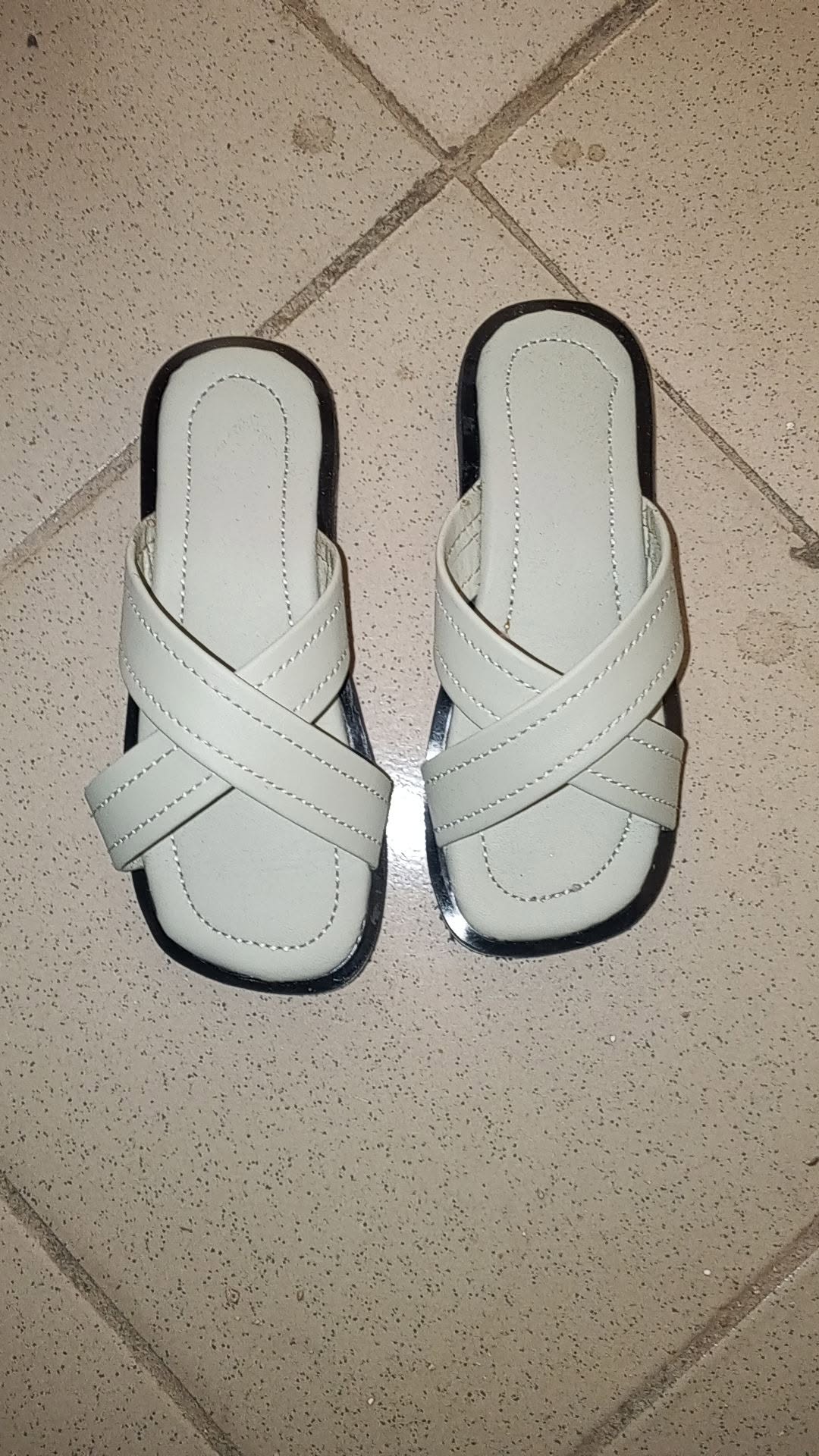 Paire de sandales en cuir ivoire à brides croisées