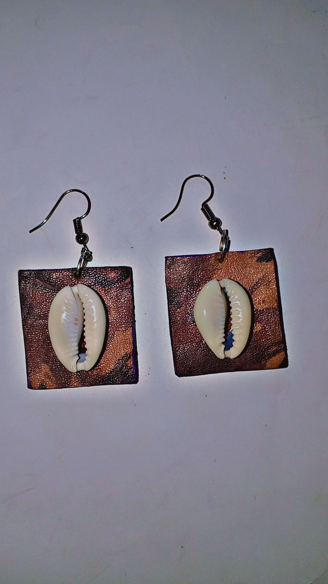 Boucles d'oreilles carrées en cuir texturé ornées de cauris