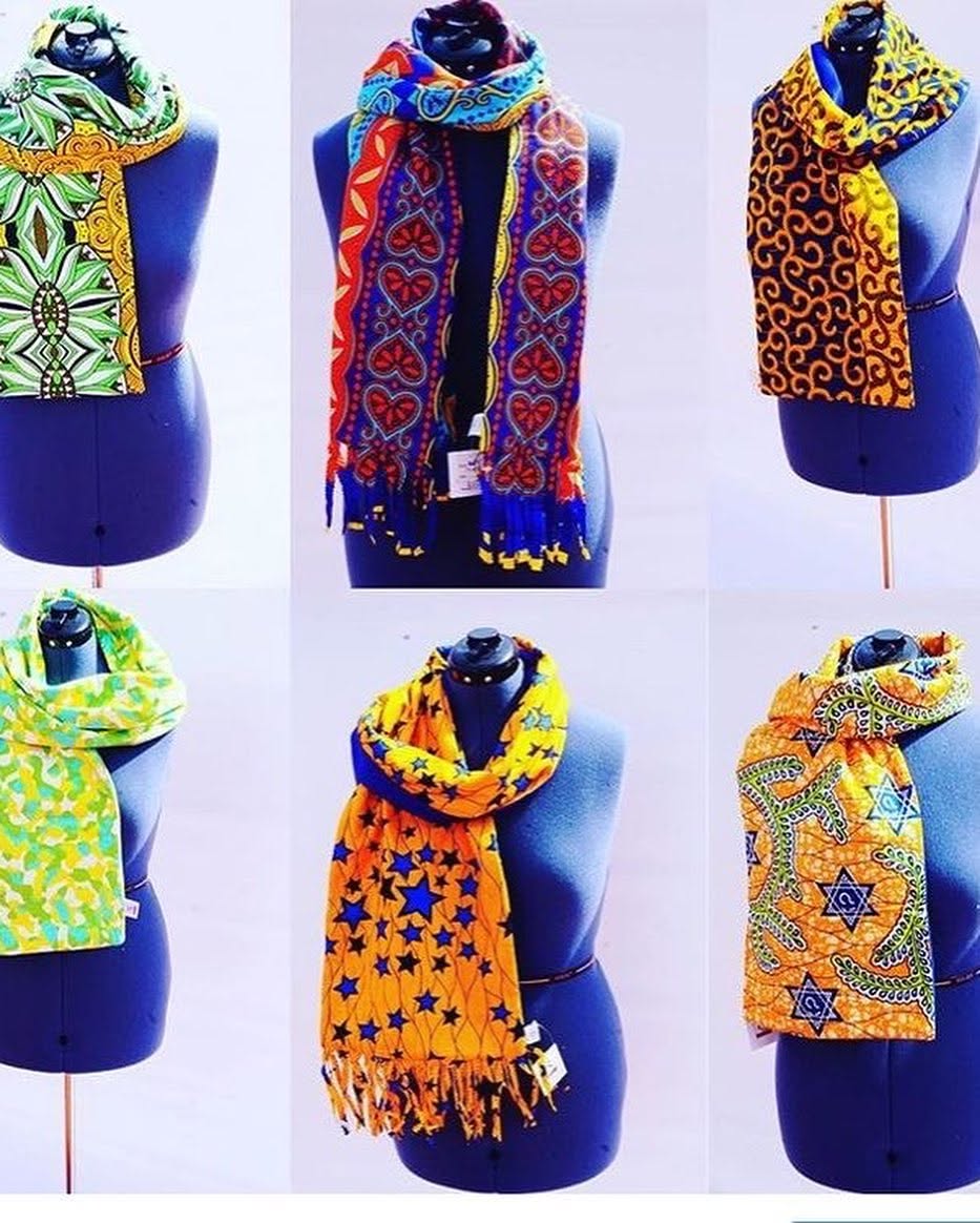 Foulards et écharpes aux motifs colorés présentés sur mannequins