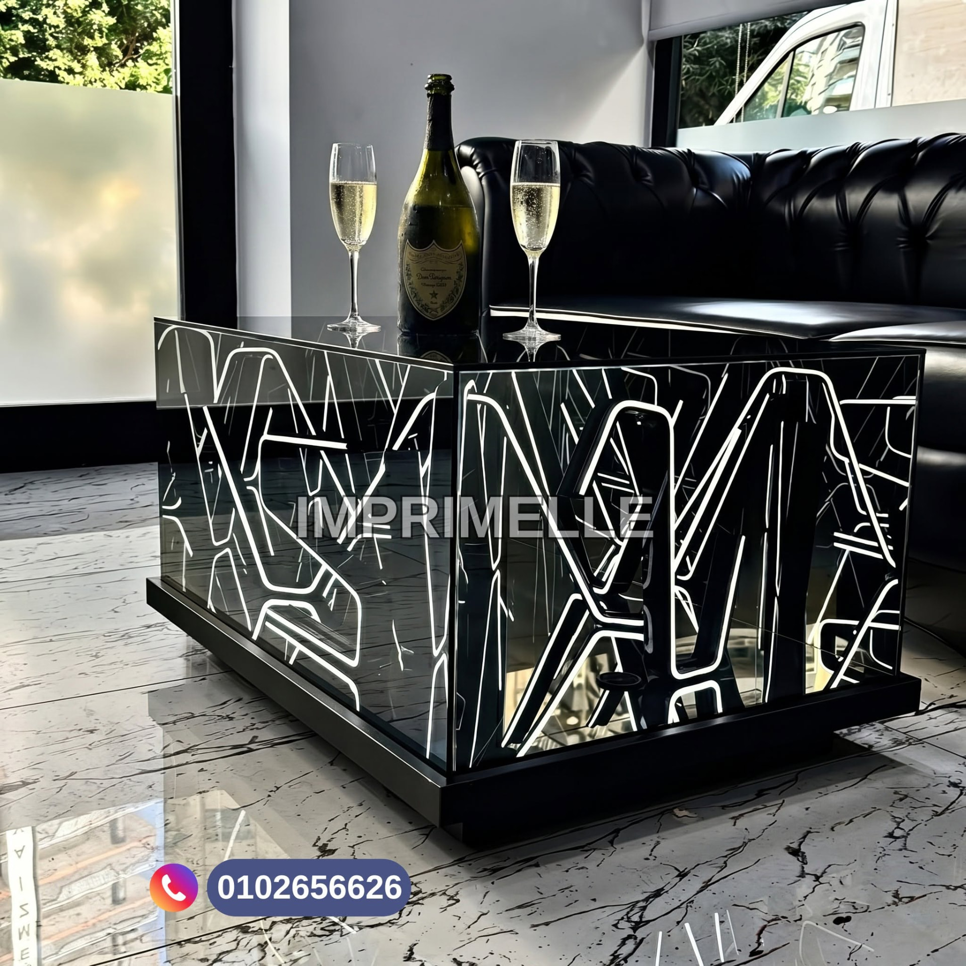 Cube néon blanc utilisé en table d'appoint avec bouteille et flûtes de champagne