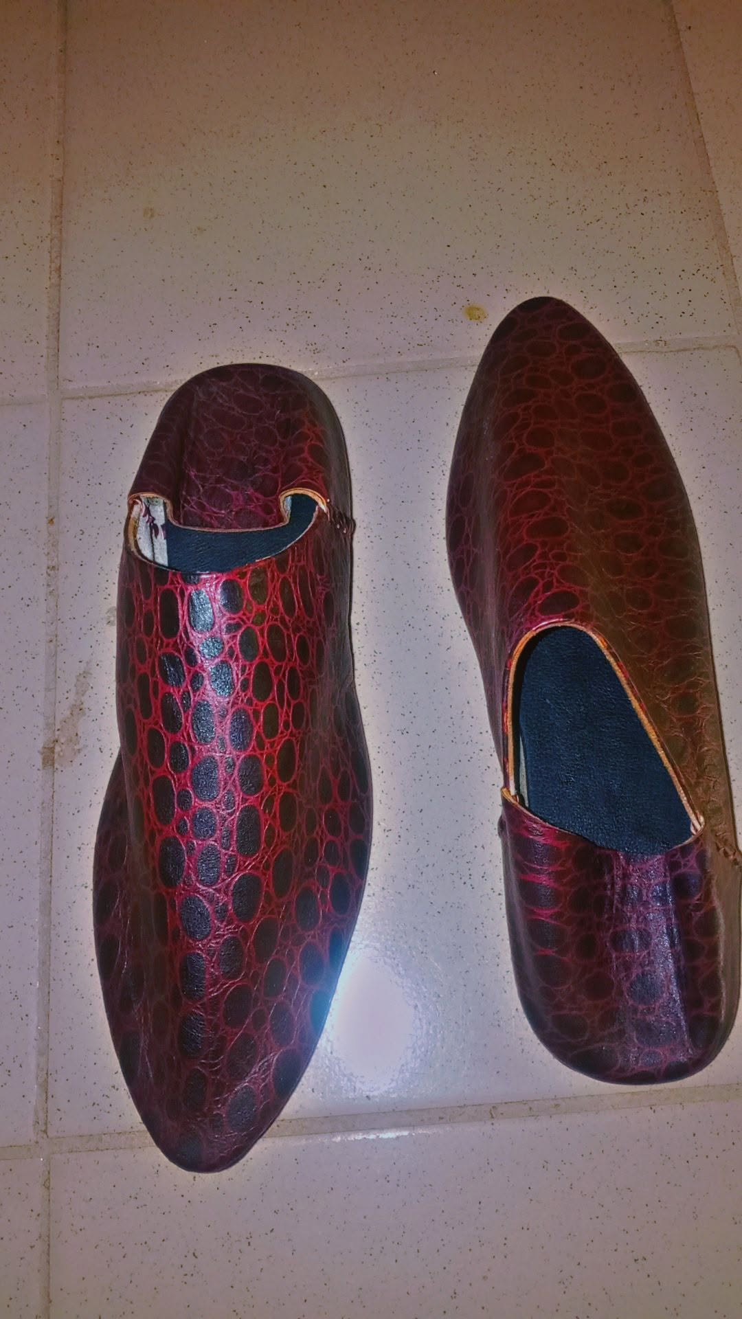 Babouches pointues en cuir bordeaux façon croco