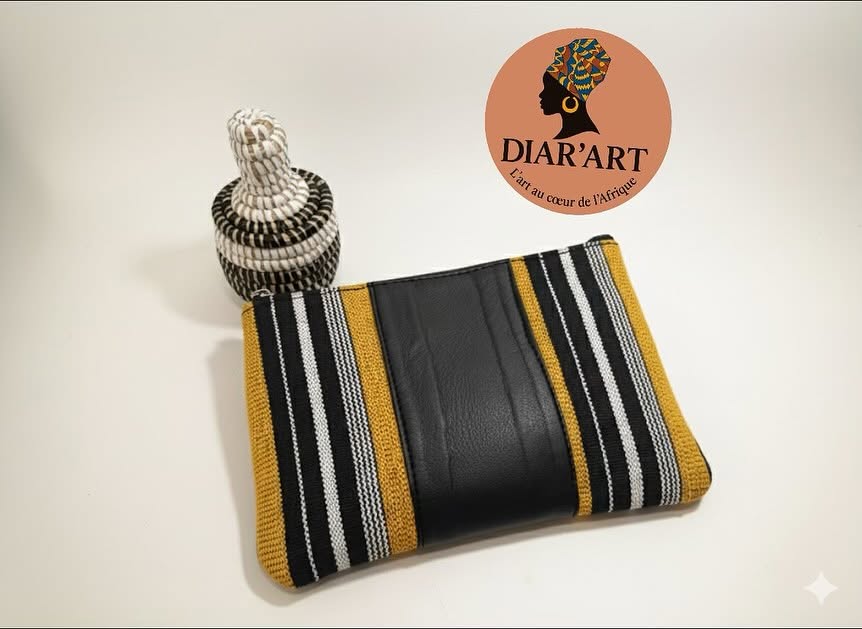Pochette en tissu tissé jaune, noir et blanc avec panneau de cuir noir