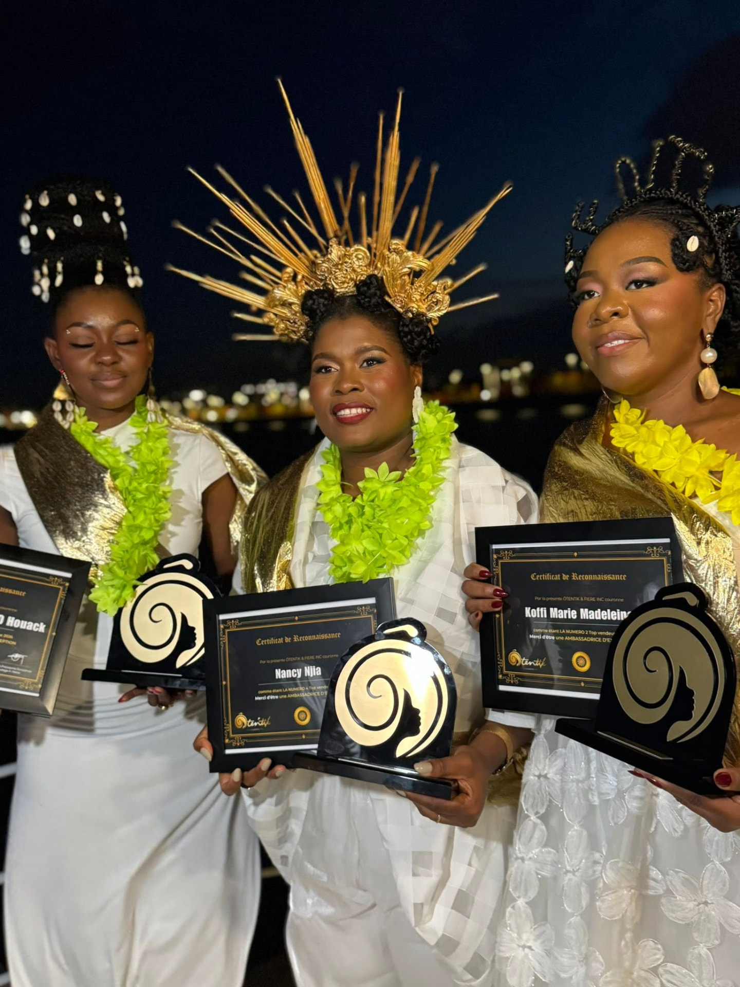 Trois ambassadrices Ôtentik en tenue blanche avec leurs certificats de reconnaissance et trophées