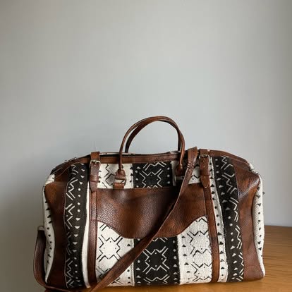 Sac de voyage en cuir brun et tissu bogolan noir et blanc