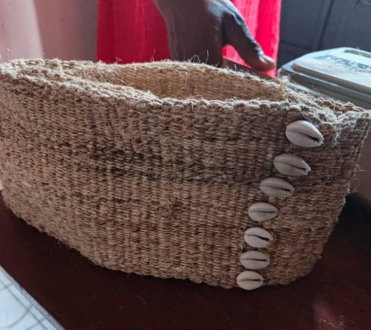 Corbeille ovale tissée en fibre de bananier ornée de cauris
