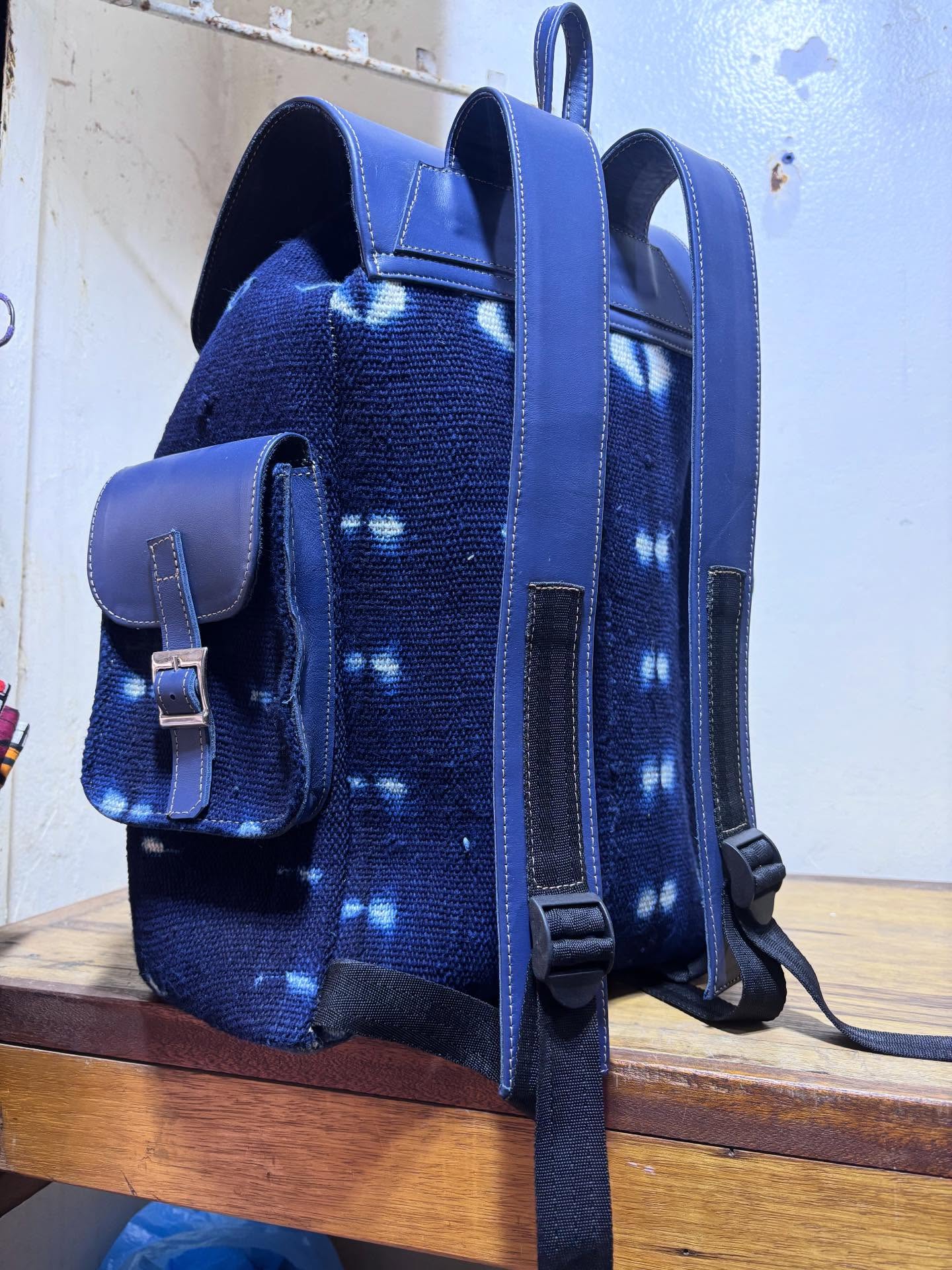 Sac à dos en tissu indigo tie-and-dye et cuir bleu, vue de dos