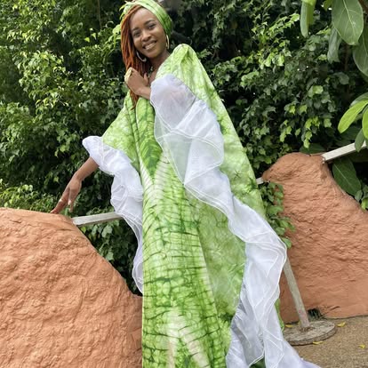 Mannequin en boubou tie-dye vert avec volants blancs et foulard assorti