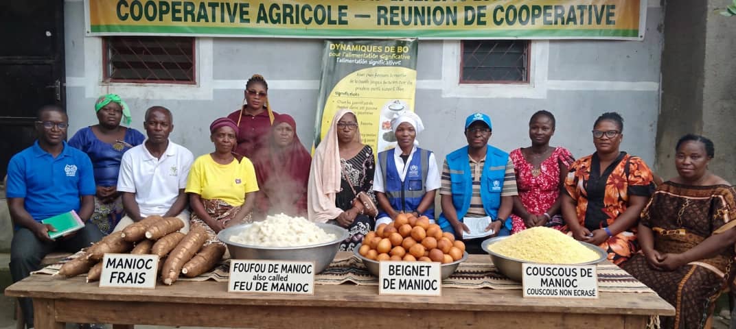Membres de la coopérative Femmes Dynamiques de Bertoua présentant du manioc frais, du foufou, des beignets et du couscous de manioc