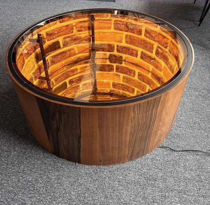 Table basse ronde en bois avec puits de briques illuminé sous verre
