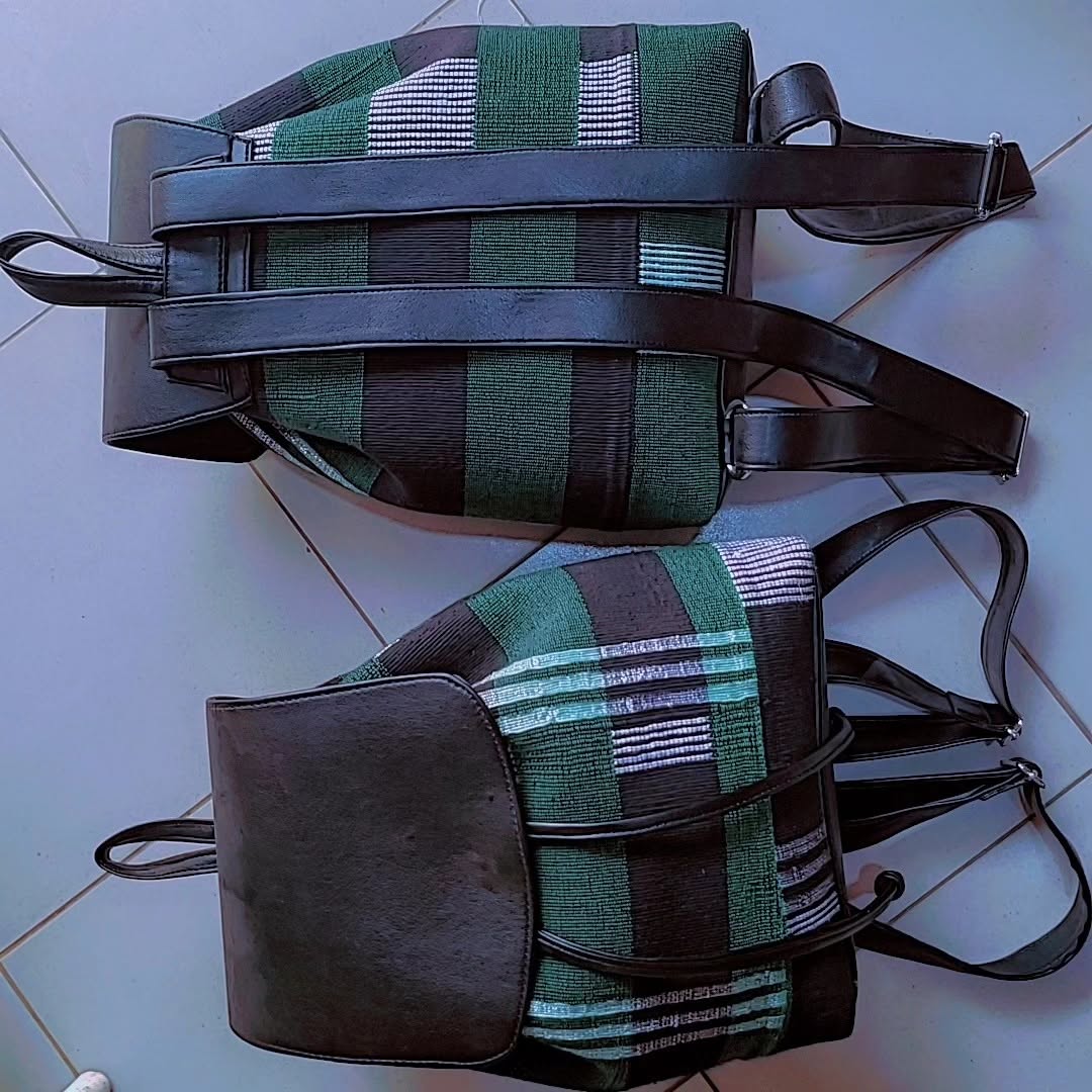 Deux sacs à dos en tissu tissé vert et noir avec cuir brun