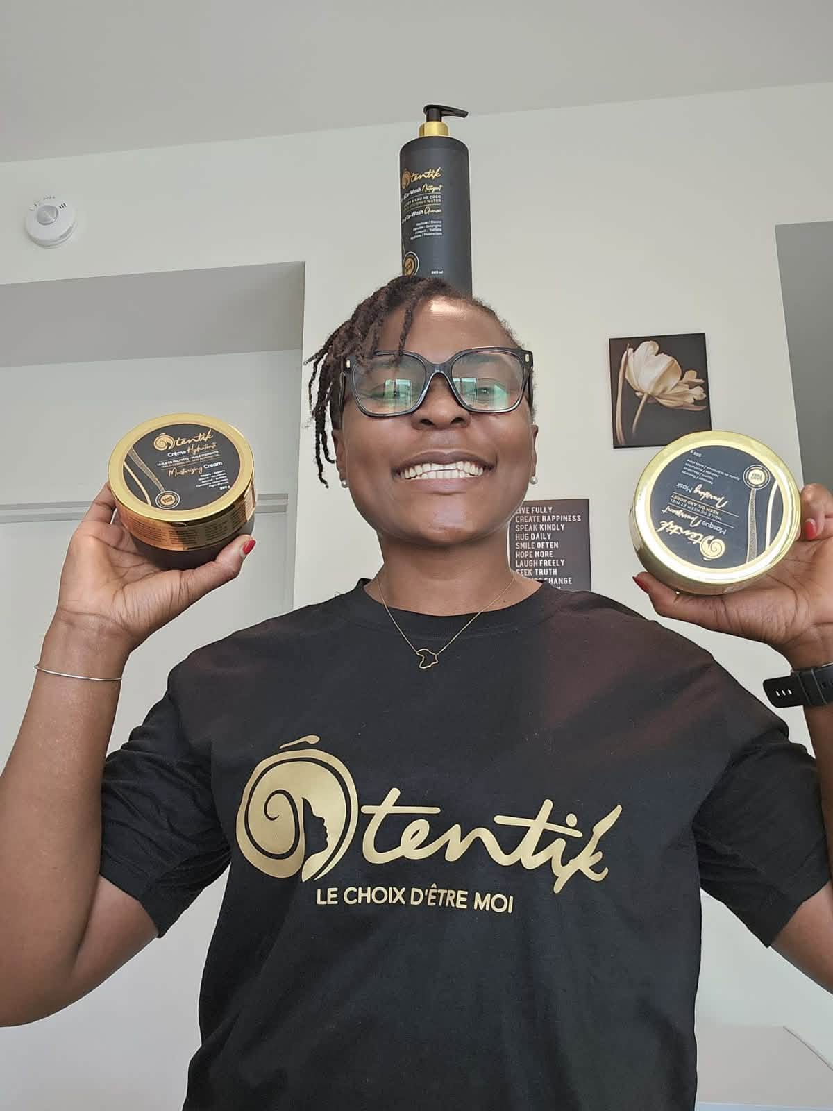 Ambassadrice Ôtentik en t-shirt de la marque présentant la crème hydratante et le masque nourrissant