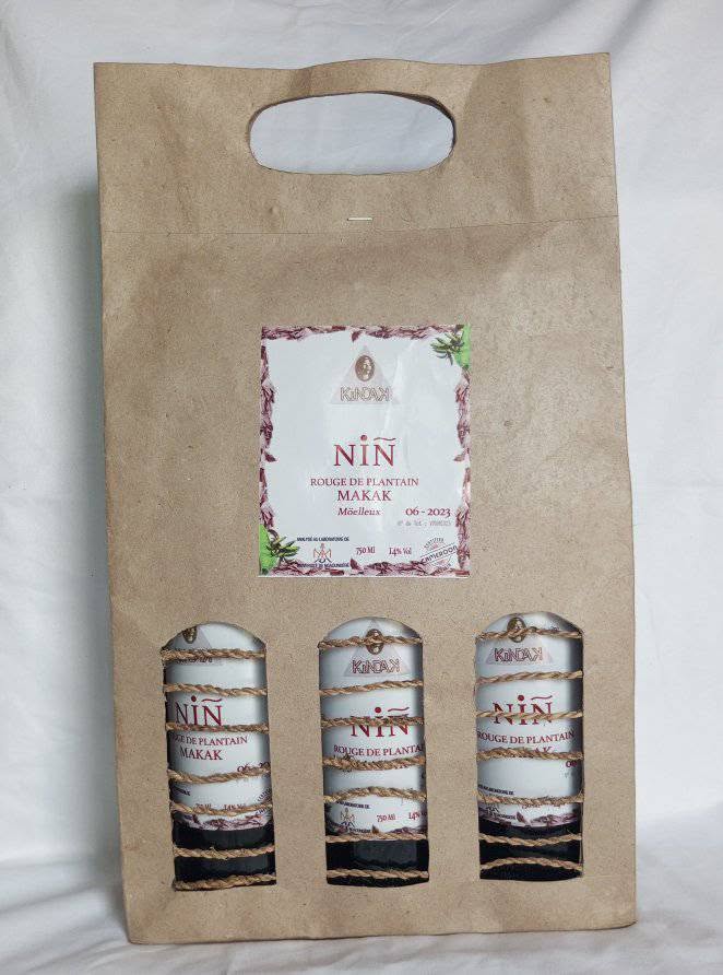 Coffret cadeau en papier kraft contenant trois bouteilles NIÑ rouge de plantain Makak