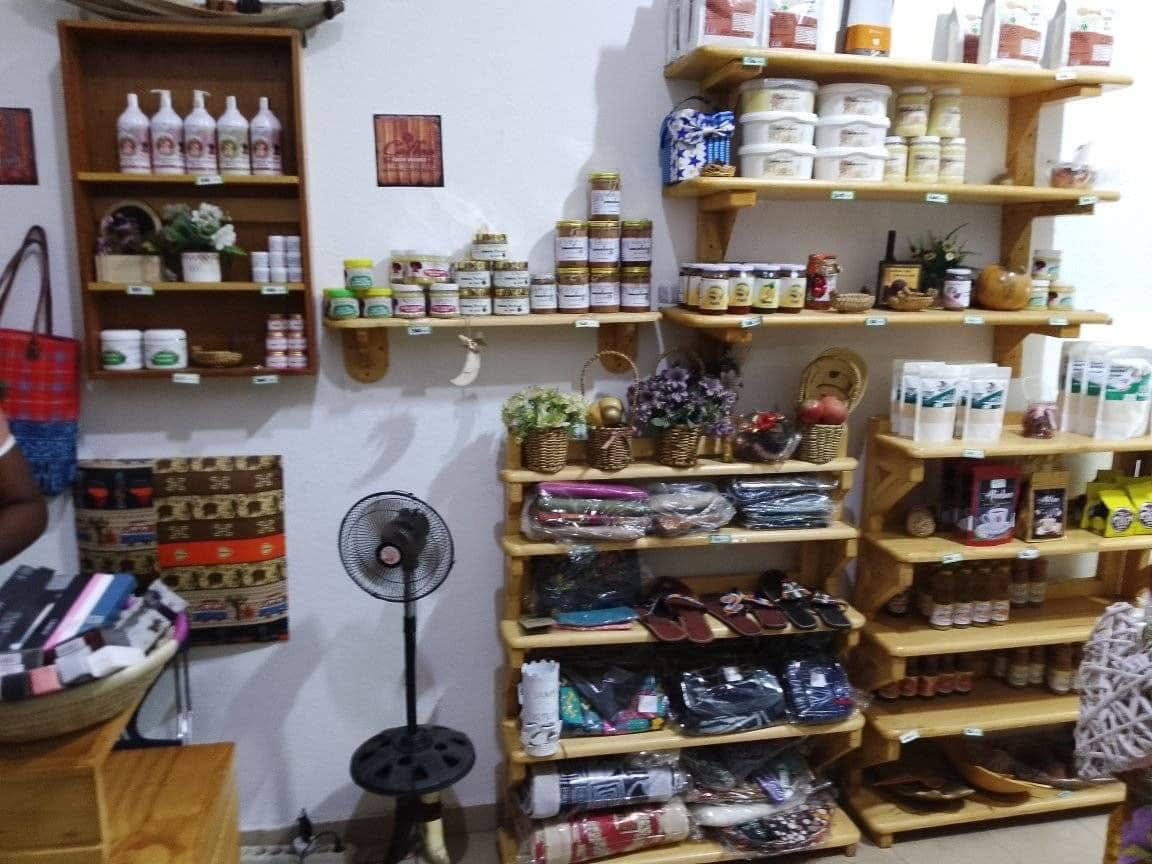 Rayons du Village Artisanal Régional de Garoua présentant des produits de plusieurs artisans