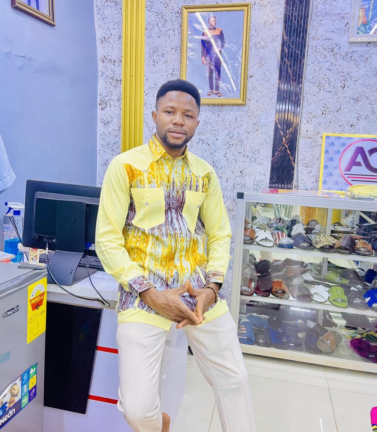 Le couturier de Adams Couture dans la Boutique AC, entouré de ses créations et accessoires