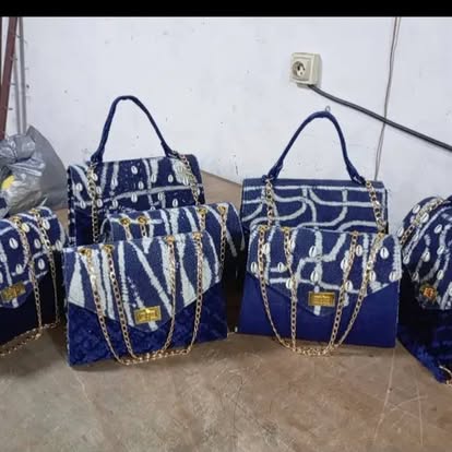 Série de sacs à main bleus en tissu indigo dans l'atelier