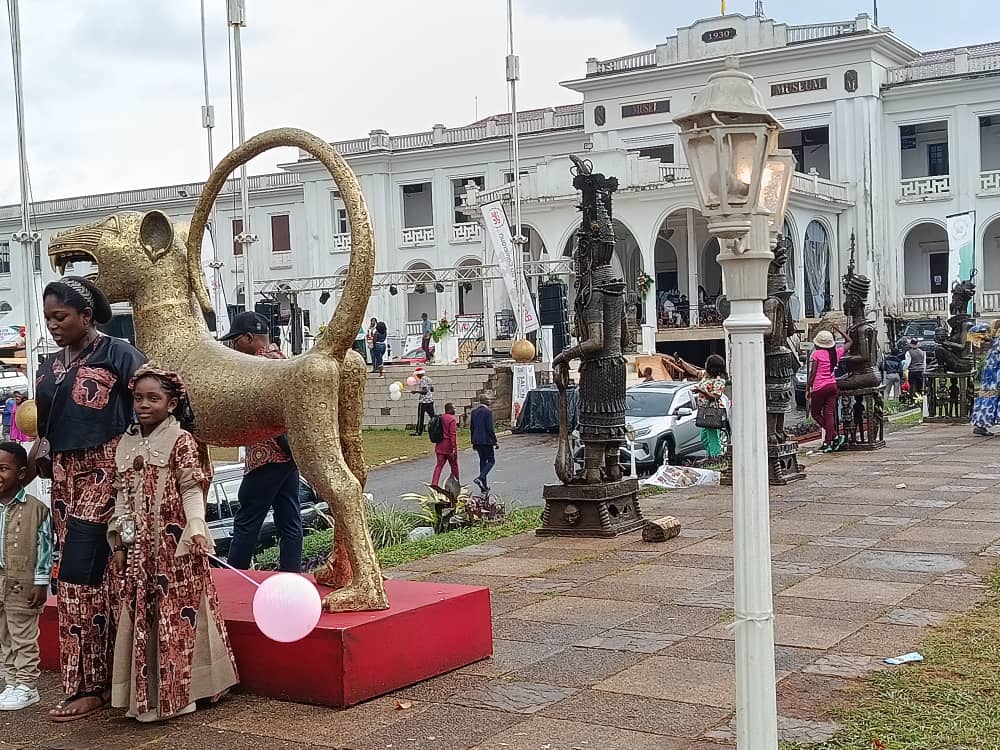 Sculpture de léopard doré sur socle rouge devant le Musée National de Yaoundé pendant le SIARC 2026
