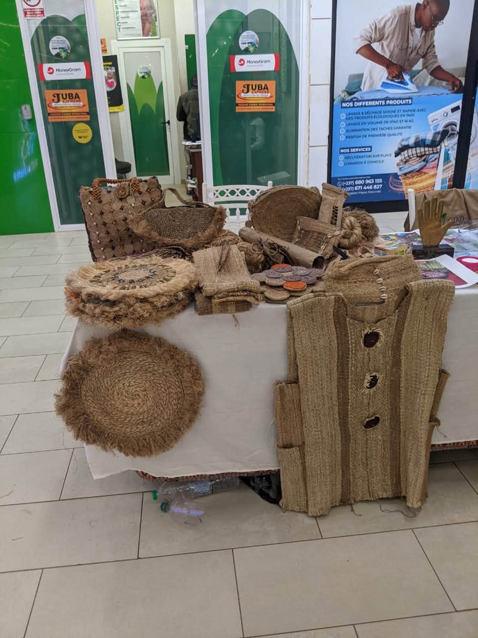 Table d'exposition avec sacs, paniers, dessous de plat et gilet en fibres tissées