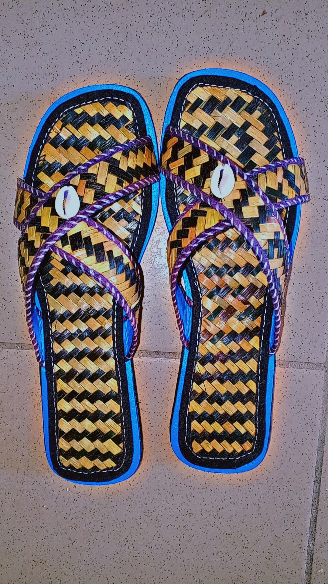 Tongs en raphia tressé bicolore ornées de cauris