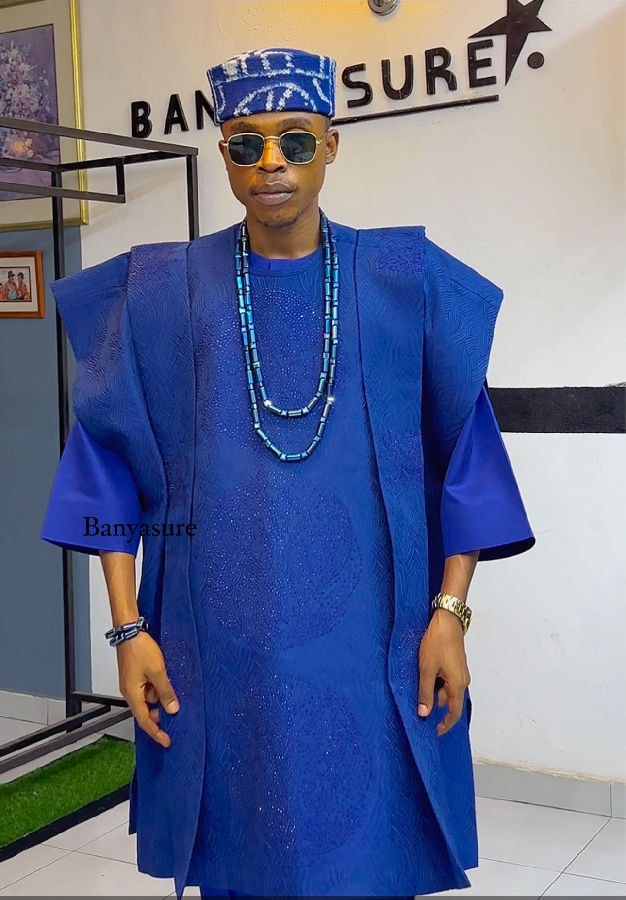 Ensemble trois pièces bleu roi avec bonnet assorti et colliers de perles