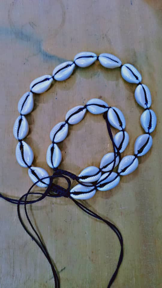 Collier et bracelet en cauris blancs montés sur cordon noir tressé