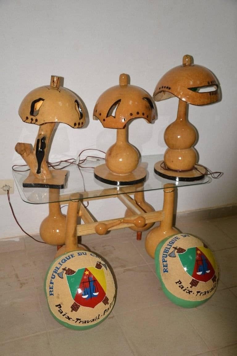 Lampes artisanales en calebasse décorées aux couleurs du Cameroun