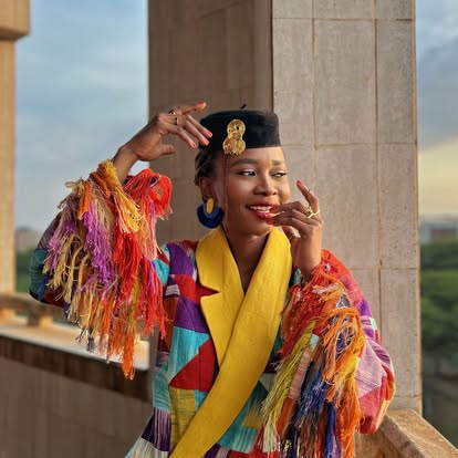 Mannequin en veste patchwork colorée à franges et écharpe jaune