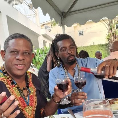 Service du vin de plantain Kindak à table lors d'un repas