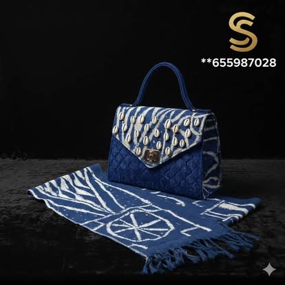 Sac indigo et cauris présenté sur fond noir avec foulard assorti