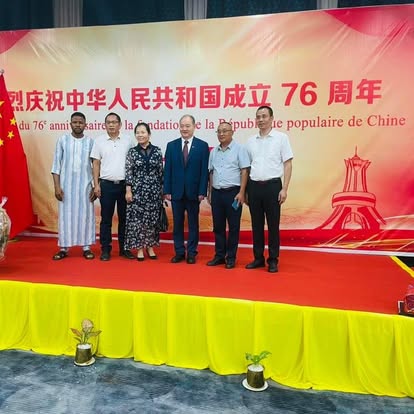 Délégation posant sur scène pour le 76e anniversaire de la fondation de la République populaire de Chine