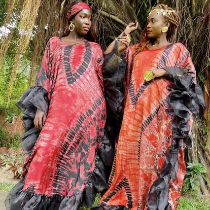 Deux mannequins en boubous tie-dye rouge et noir à volants