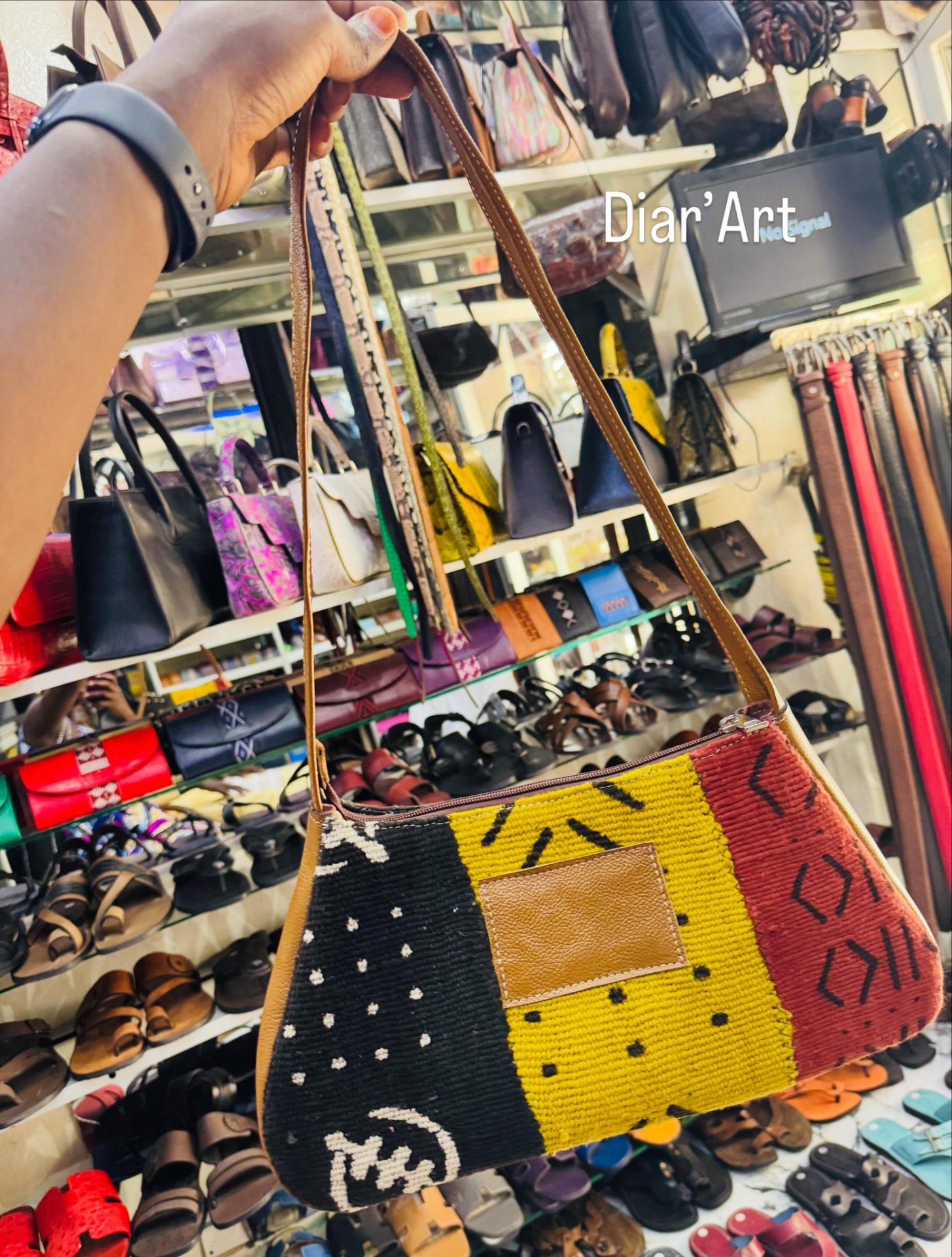 Sac à main en tissu bogolan noir, jaune et rouge avec anse en cuir