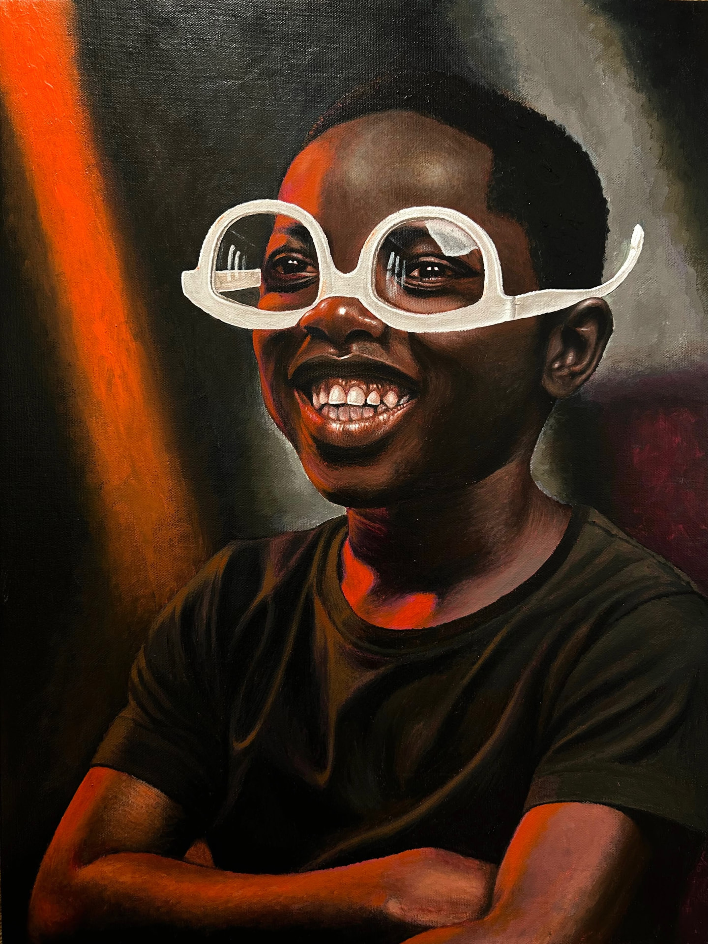 Portrait d'enfant souriant portant des lunettes blanches, par Hopex John