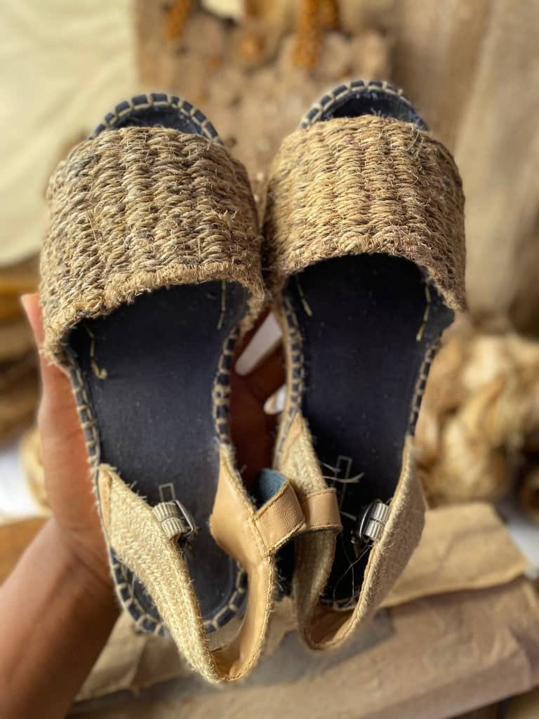 Paire de sandales tissées en fibres naturelles avec semelle sombre et bride en cuir