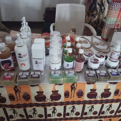 Gamme de cosmétiques et produits de soin présentée sur un stand