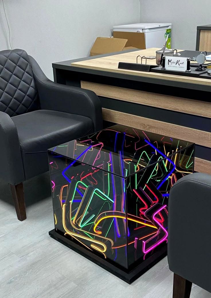 Cube lumineux à effet néon infini posé dans un salon