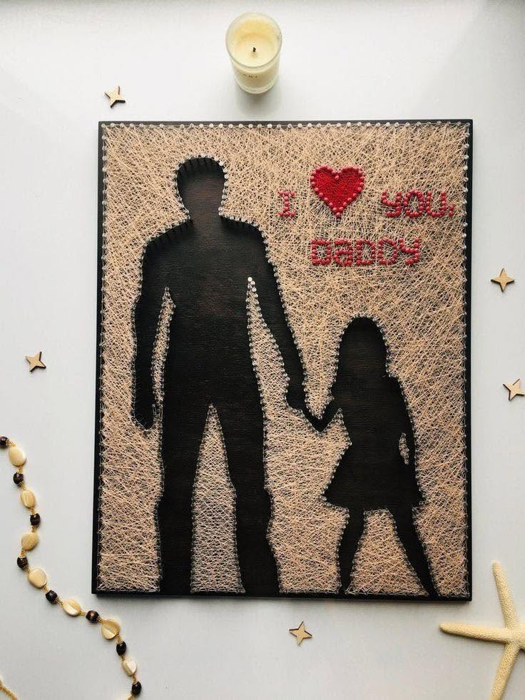 Tableau en fils représentant un père tenant la main de son enfant