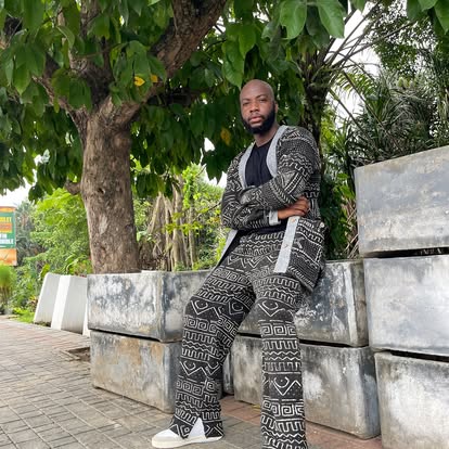 Homme en ensemble veste longue et pantalon en bogolan noir et blanc