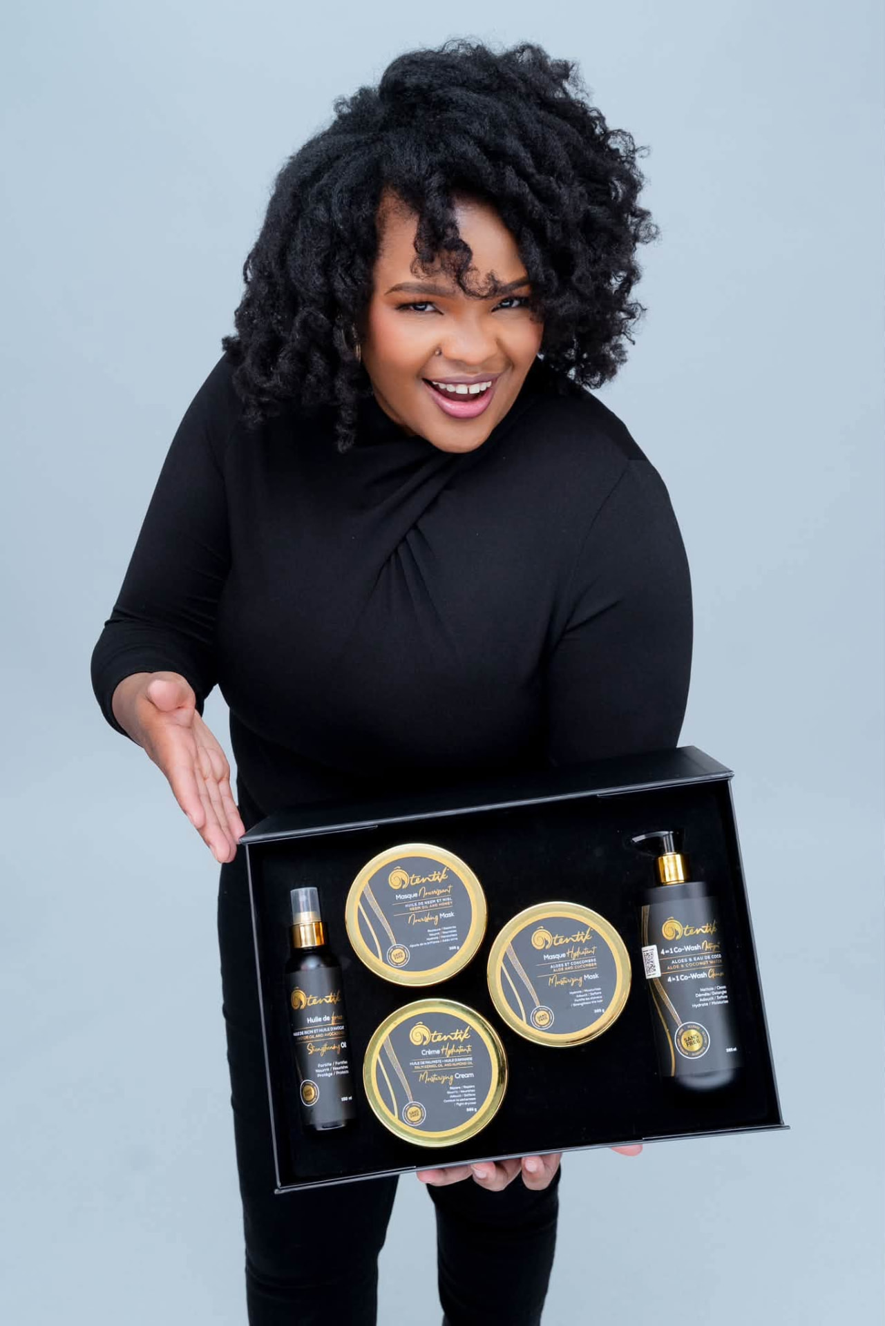 Présentation souriante du coffret Ôtentik Products