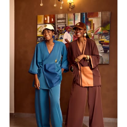 Deux mannequins en ensembles kimono bleu et brun avec pantalons fluides