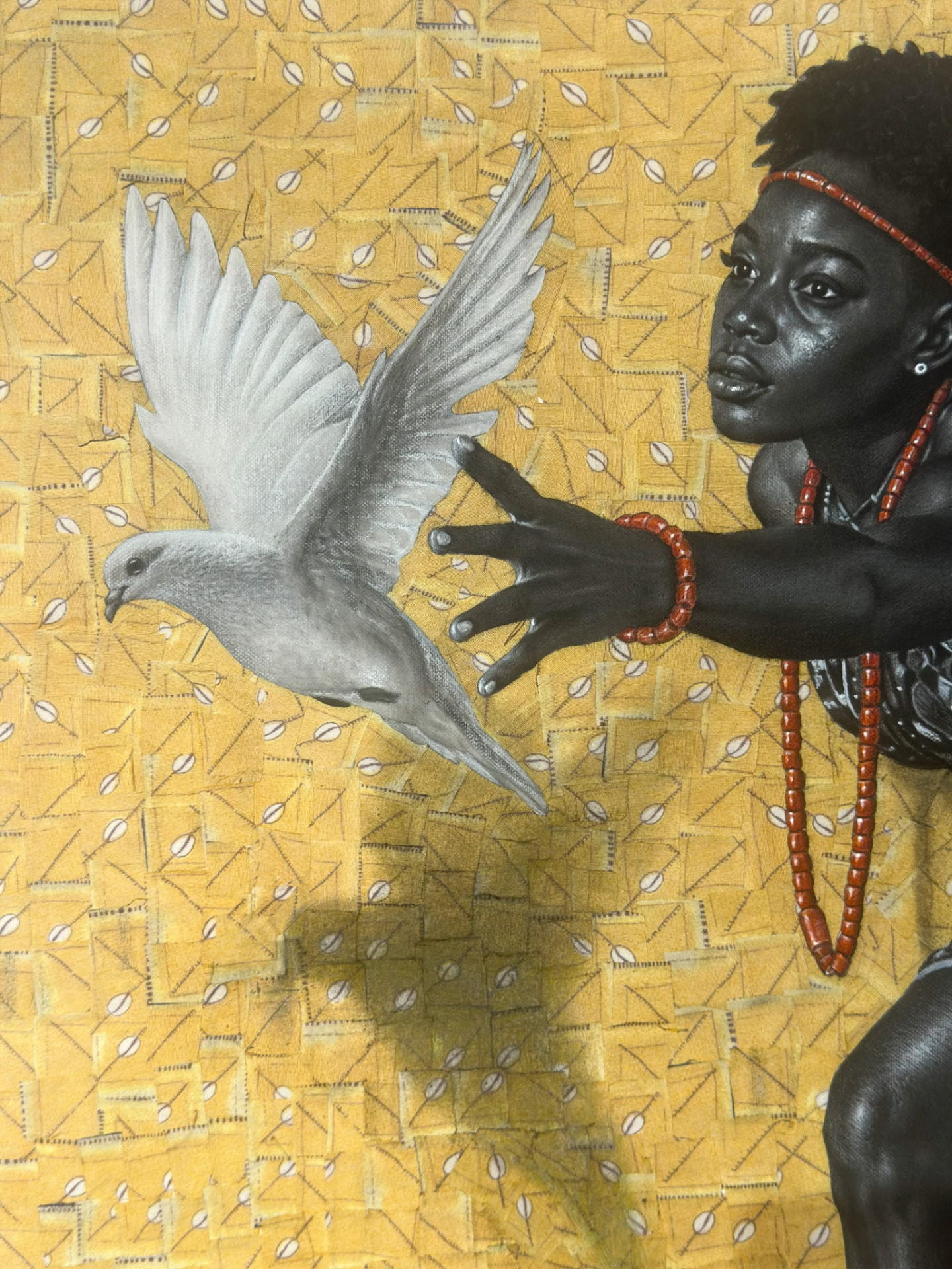 Détail d'une œuvre de Hopex John : main et colombe sur fond doré