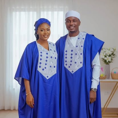 Couple en agbadas bleus assortis, broderies argent au col