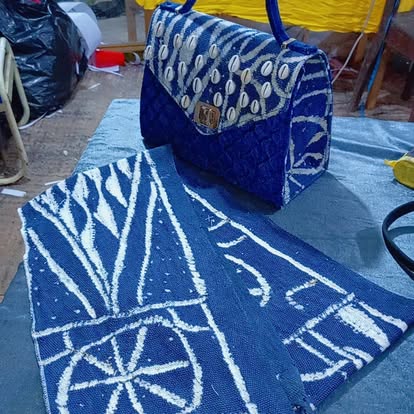 Sac à main en tissu indigo à motifs blancs et cauris, foulard assorti