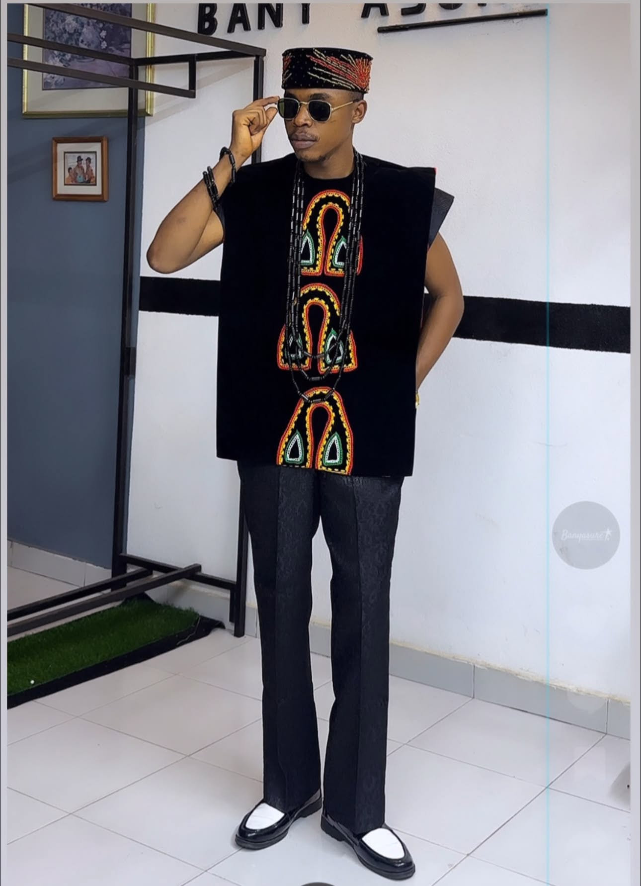 Gilet noir sans manches à motifs brodés multicolores et pantalon assorti