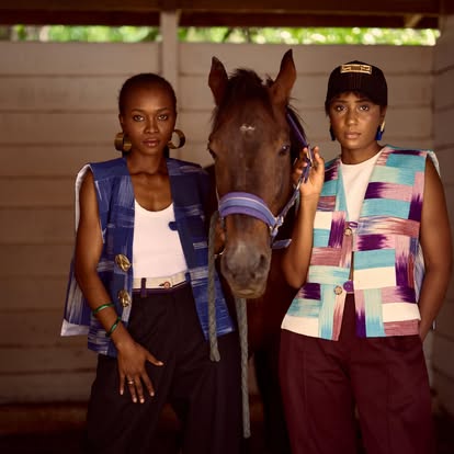 Deux mannequins en gilets tissés bleu et pastel devant un cheval
