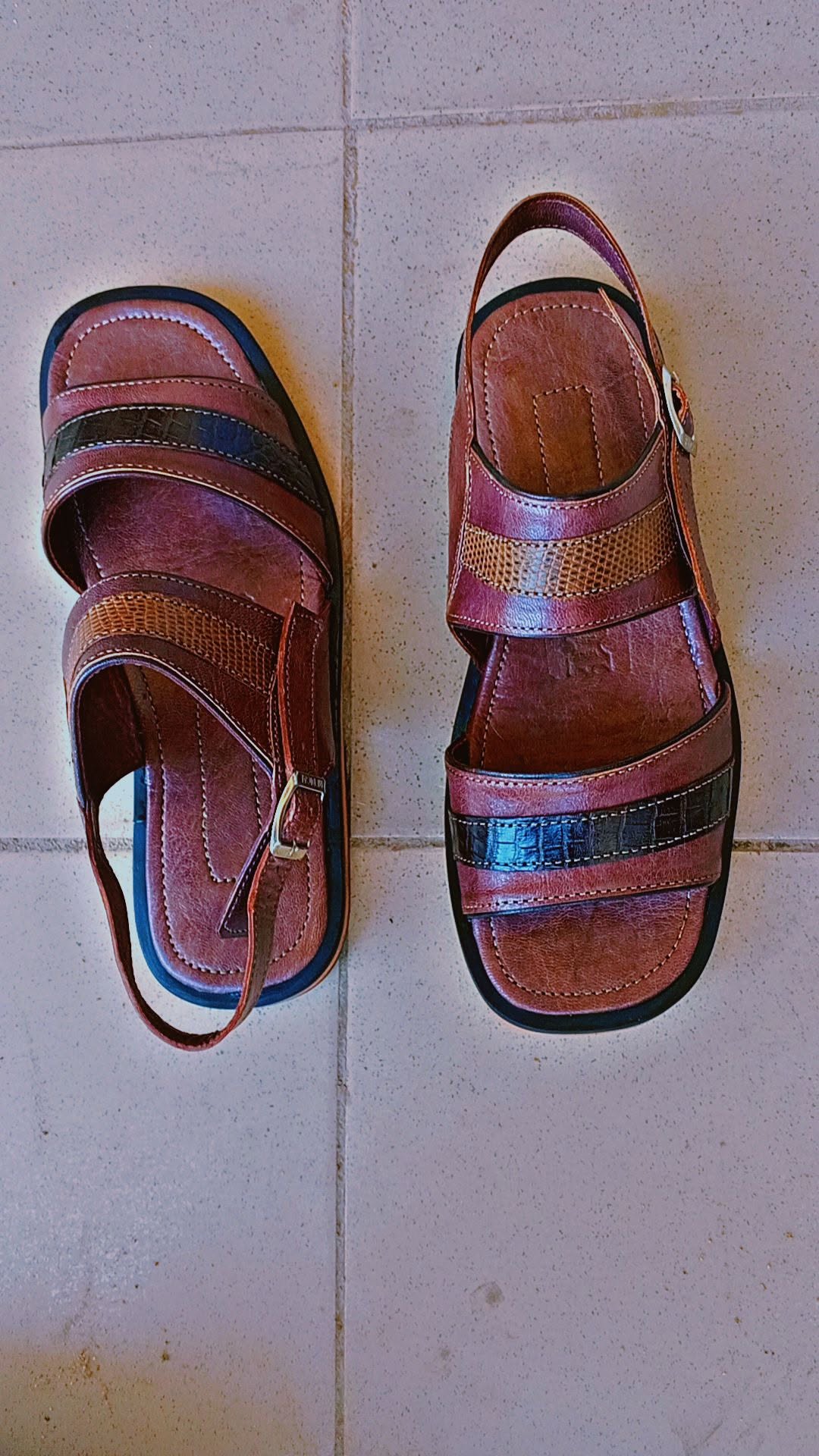 Sandales en cuir marron à brides croisées et boucle