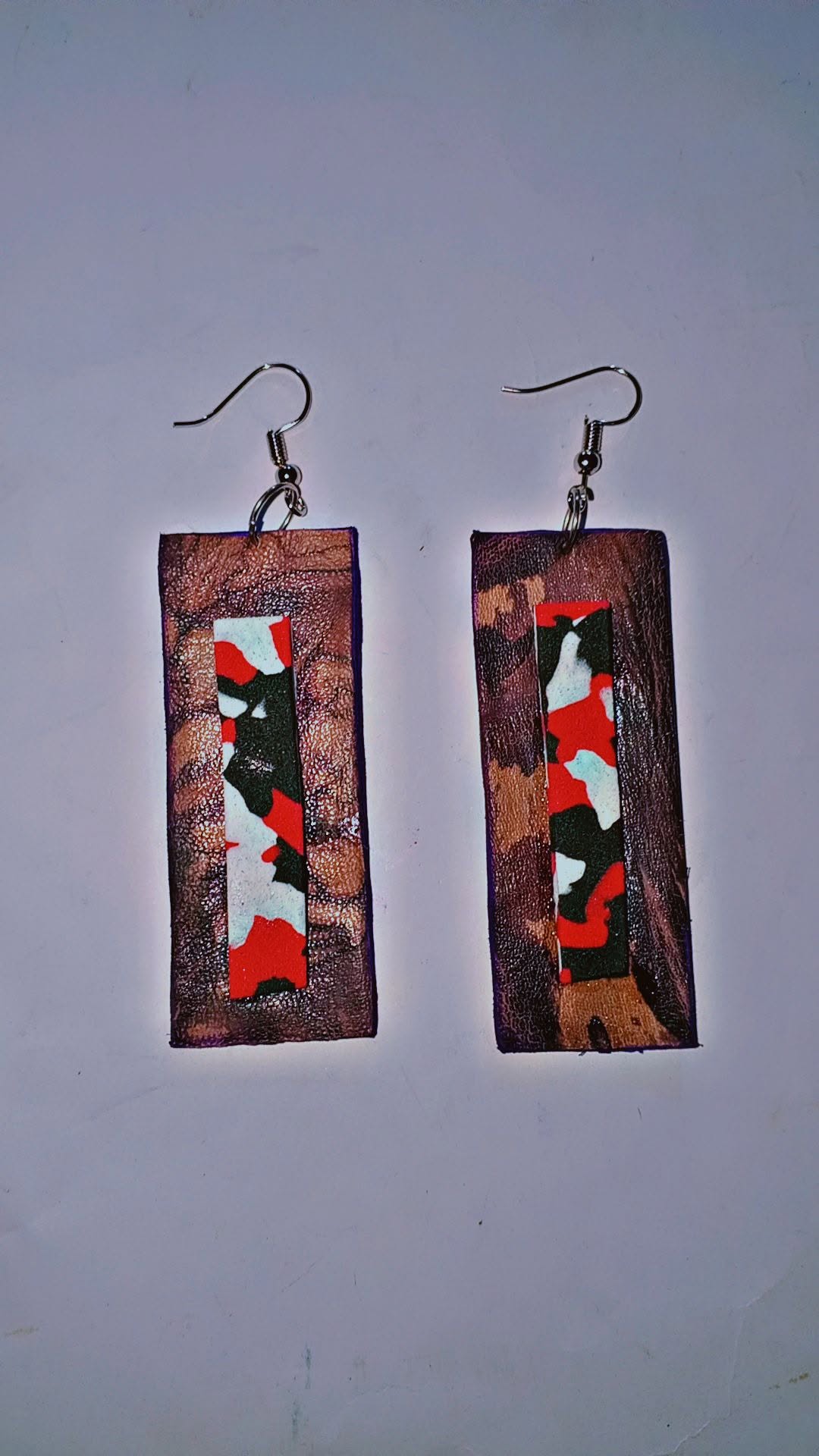 Boucles d'oreilles rectangulaires en cuir avec bande de tissu rouge et noir
