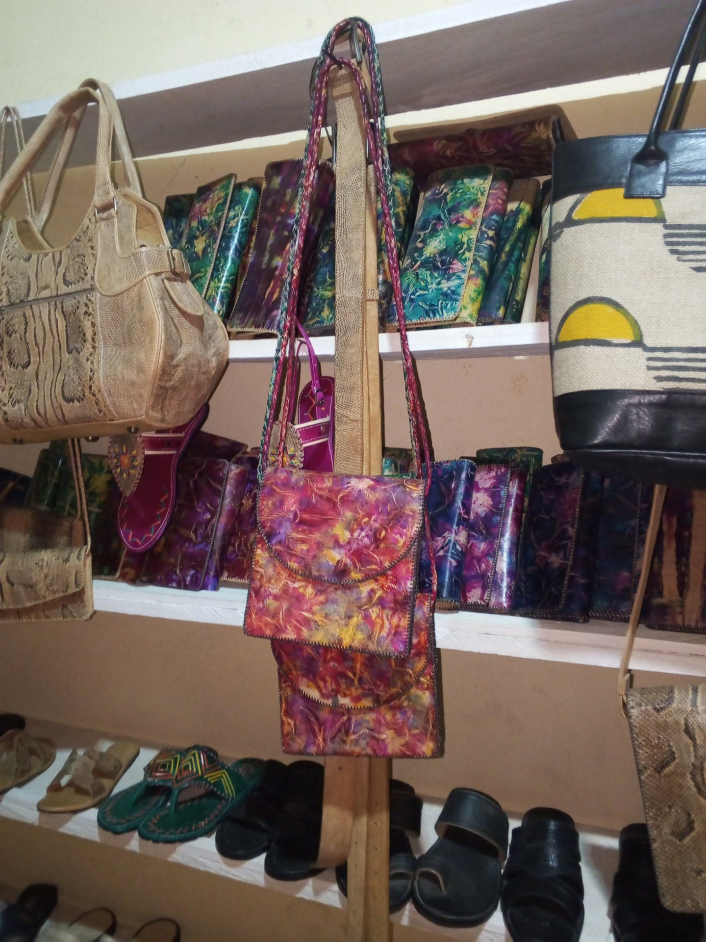 Étagères de sacs et portefeuilles en cuir teinté multicolore